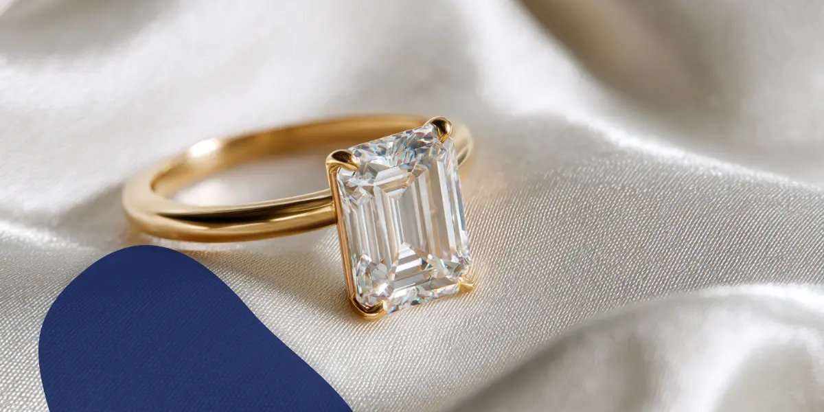 un anillo con joya corte esmeralda